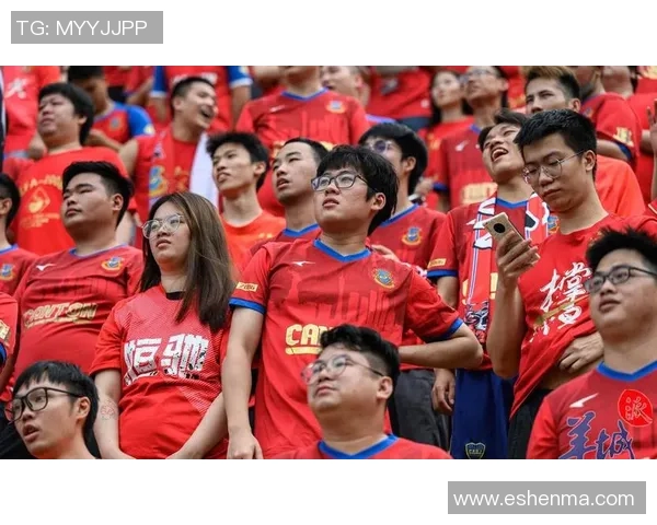 偶遇足球明星球迷开车路上惊喜瞬间分享